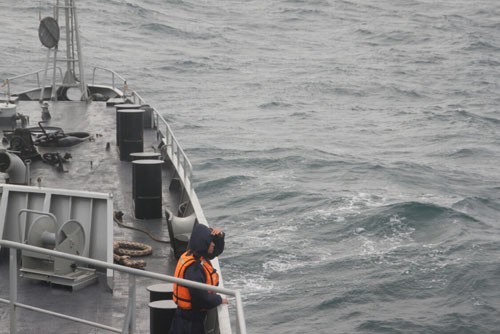 Thủy thủ tàu HQ-012 quan sát mục tiêu bị nạn